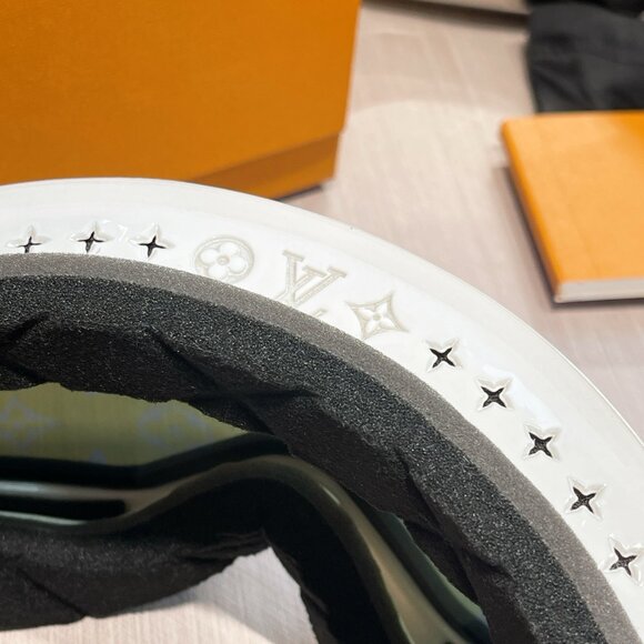 Louis Vuitton Ski Goggles with Monogram - Picture 5 of 6